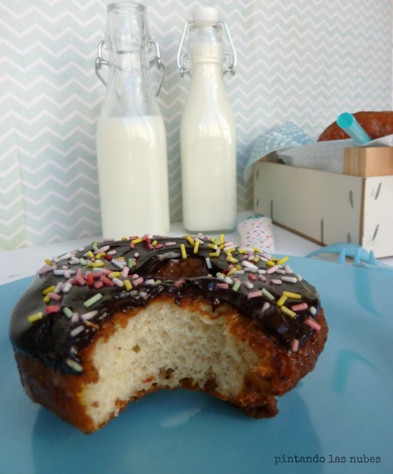 donut chocolate y fideos de colores