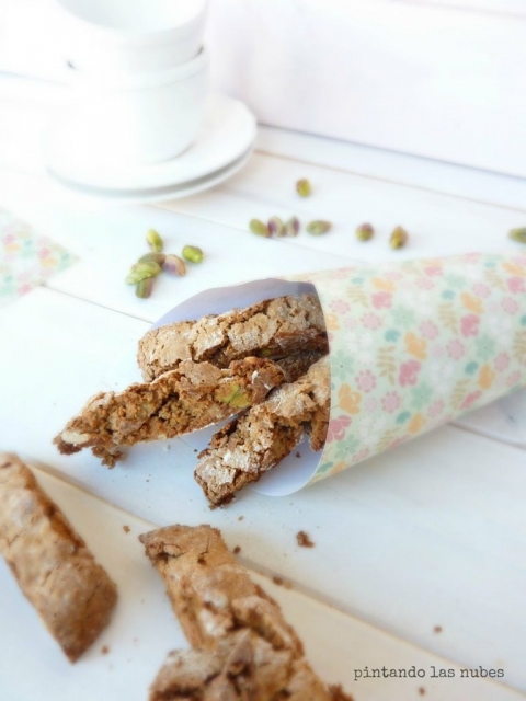 Biscotti de naranja, nueces y pistachos