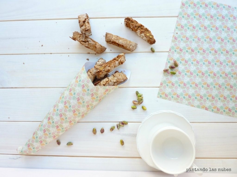 Cornete de biscotti de pistachos y nueces