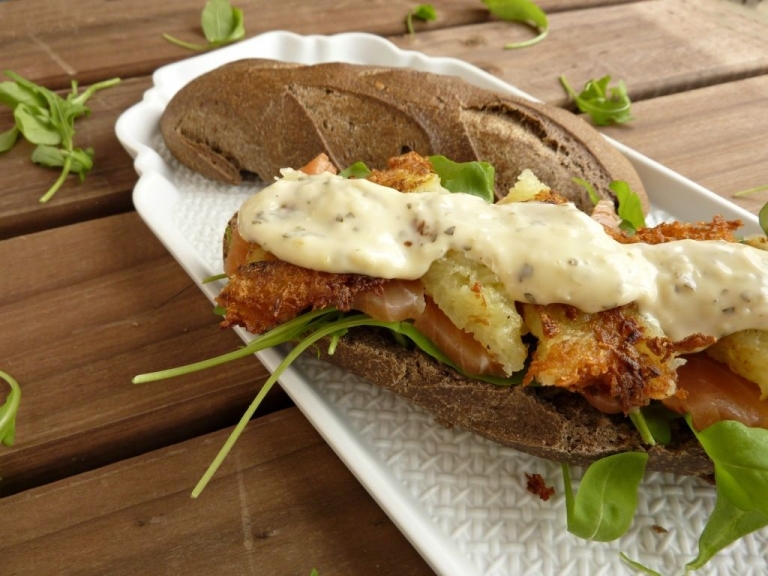patatas rosti en bocata de salmón