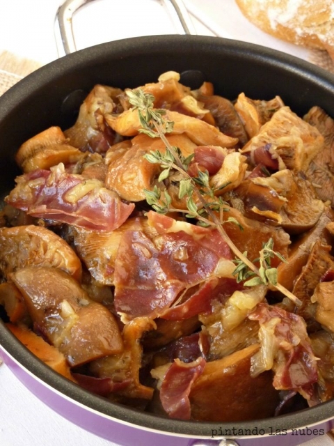 Guiso de rebollones con jamón y cebolla
