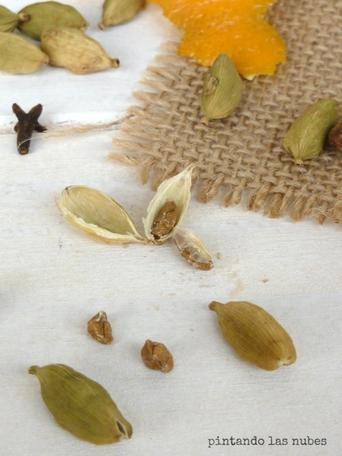 Cardamomo clavo y cascara naranja