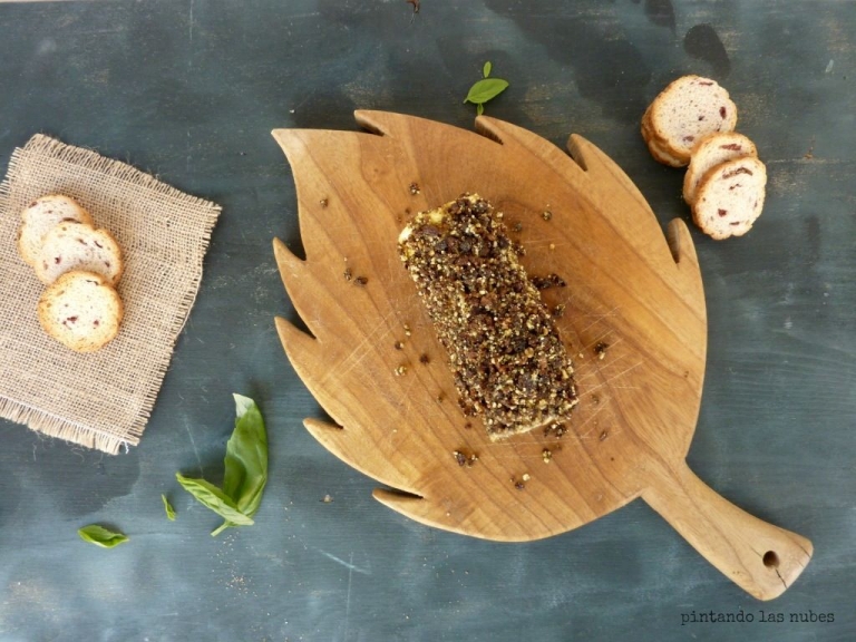 Rulo de cabra con tomate seco y albahaca