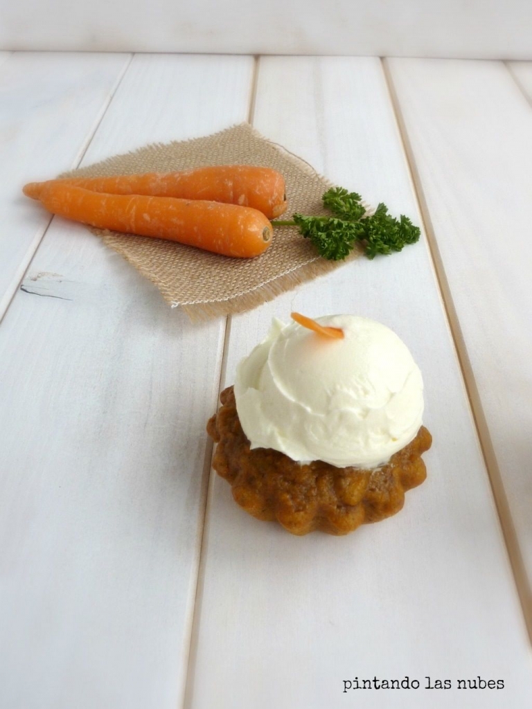 Carrot cake and cheese frosting