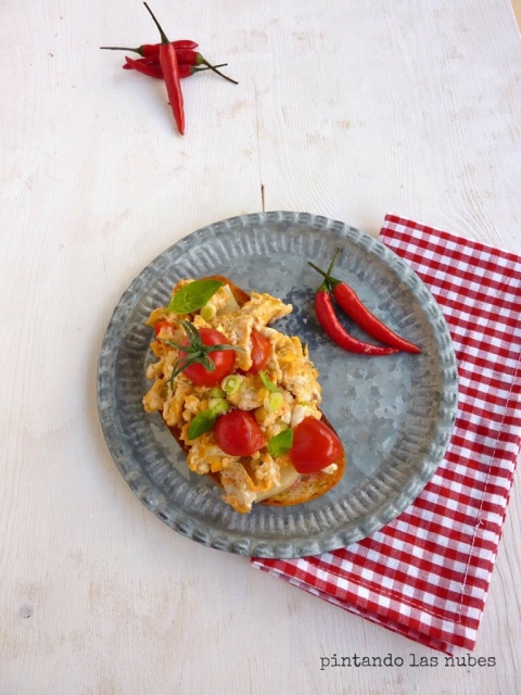 tostada de huevo revuelto