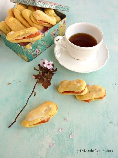 Eclairs rellenos de strawberry curd