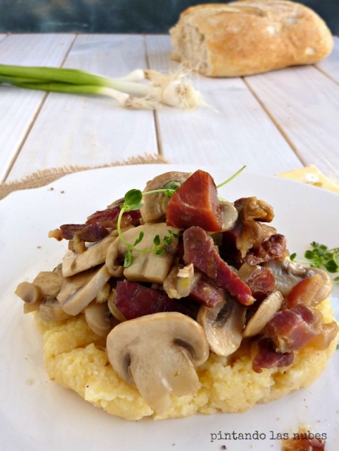Receta de polenta con champis y jamón