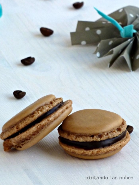 Macarons de café rellenos de chocolate negro