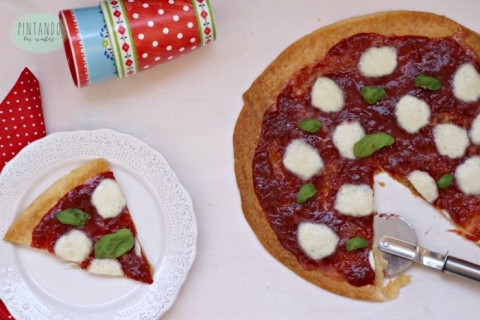 Pizza dulce con mermelada de fresas