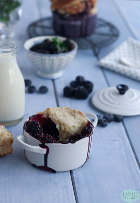 Cocotte de brioche con moras y arándanos