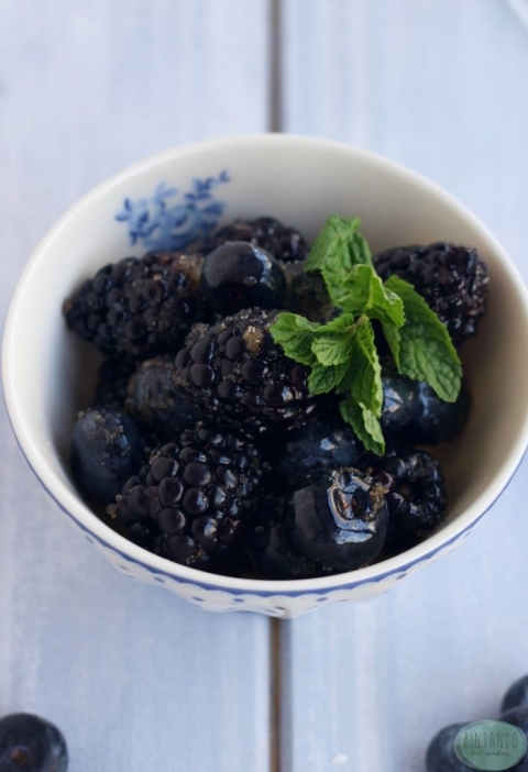 Cuenco de moras y arándanos por Pintando las nubes