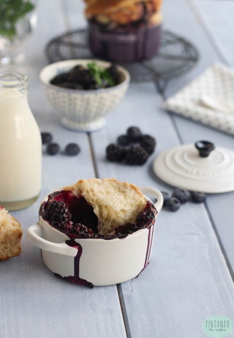 Brioche en cocotte de moras y arándanos