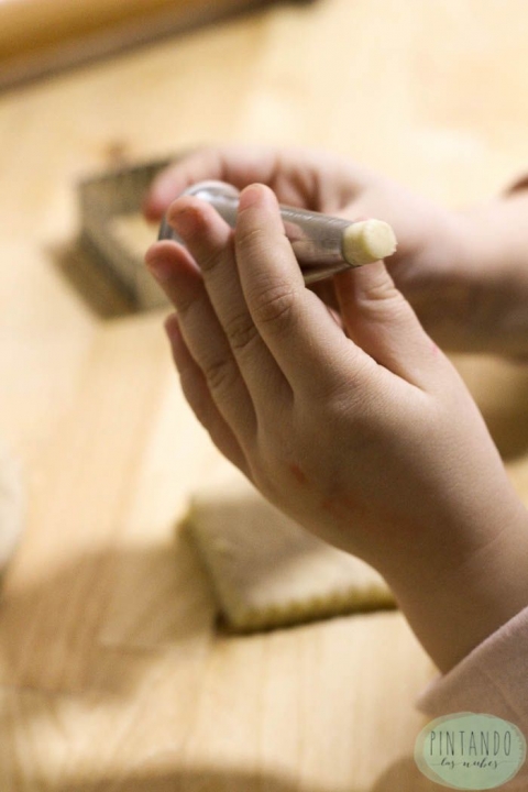 Galletas con niños. Agujeros en la masa
