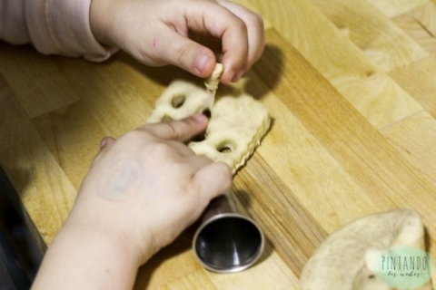 Hacer galletas de queso con niños