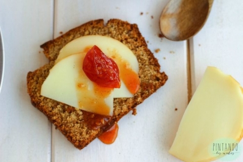 Pan de especias, con queso y confitura de tomate