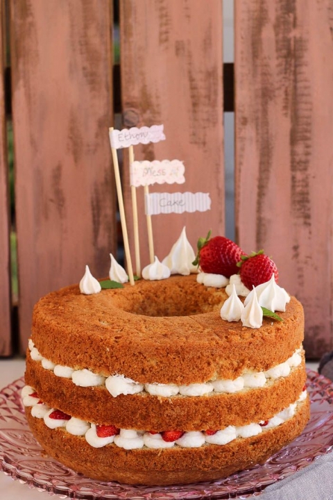 Fresas con nata en forma de pastel