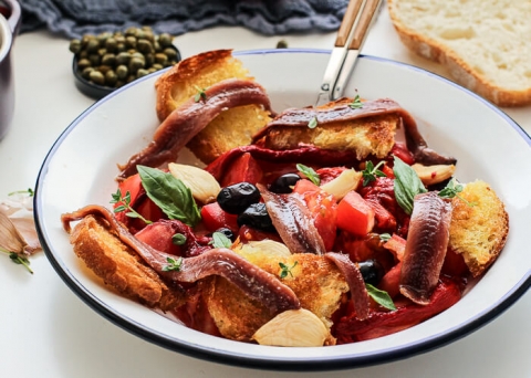 Panzanella. Ensalada de pimiento y tomate por Pintando las nubes